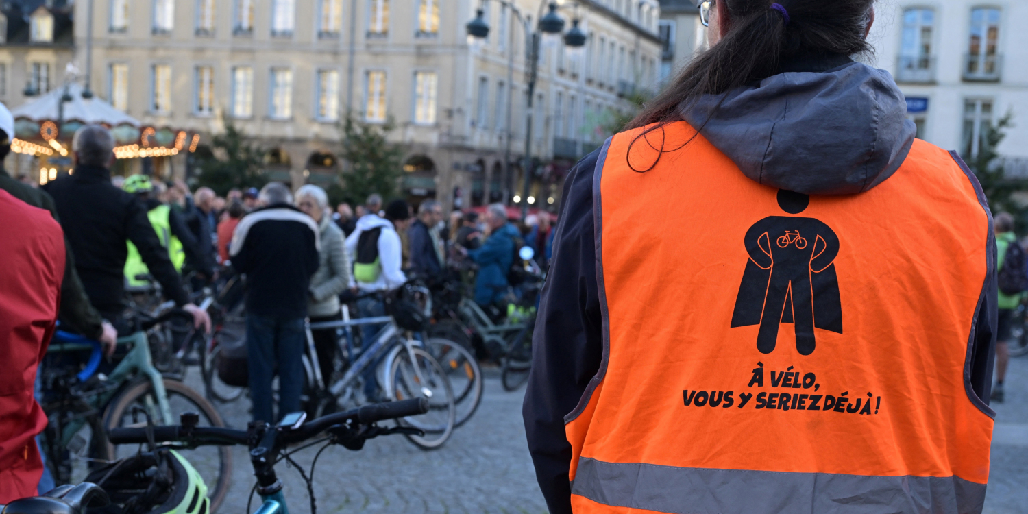 Securite a velo des centaines de personnes rassemblees a Paris contre la violence motorisee