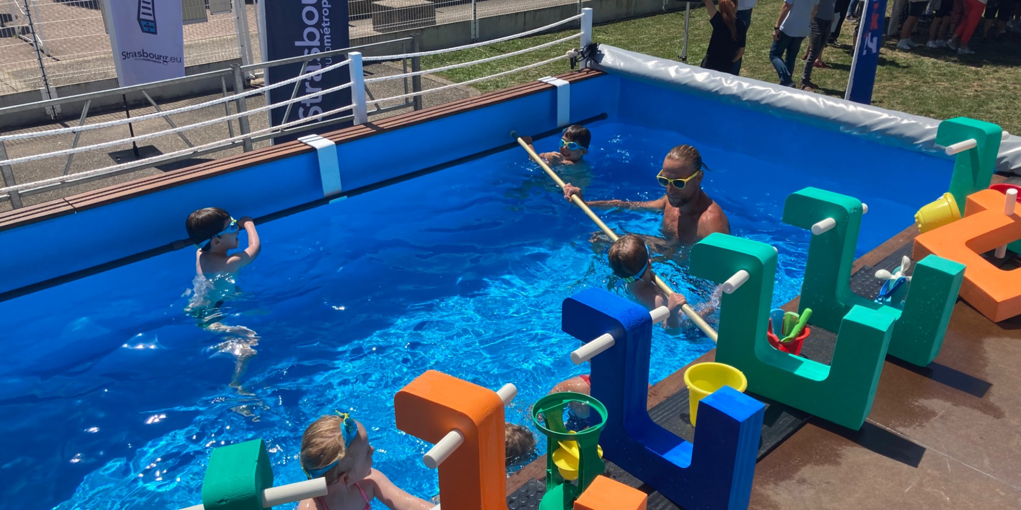 Strasbourg une piscine itinérante pour apprendre aux enfants à nager