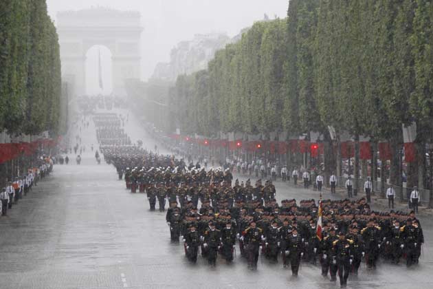 jeudi 14 juillet Un-defile-du-14-Juillet-sous-la-pluie