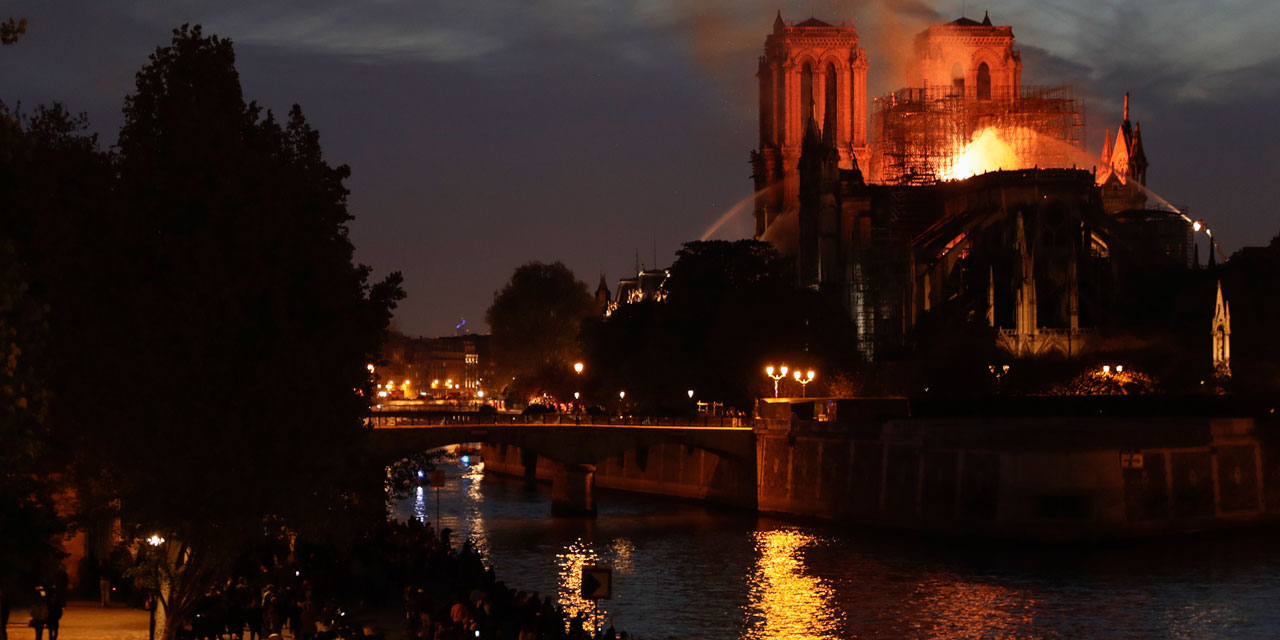 Incendie à Notre-Dame de Paris : "Cette cathédrale, nous la rebâtirons