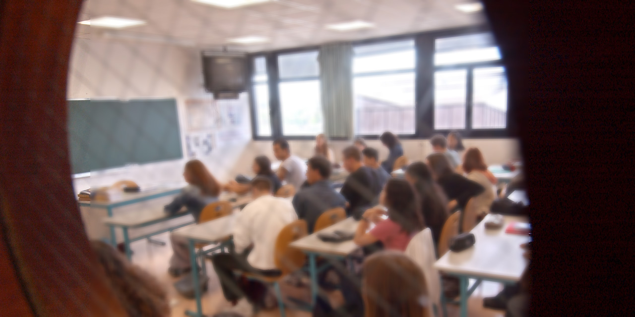 Un Prof Suspendu Pour Avoir Montre En Classe Des Caricatures De Charlie