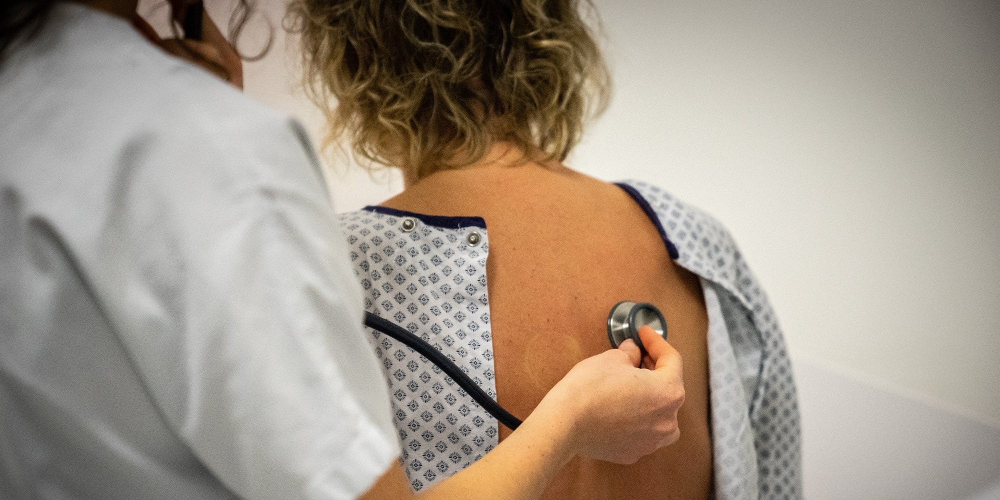 Une centaine d&rsquo;habitants venus pour soutenir une médecin, après son agression dans son cabinet à Marseille