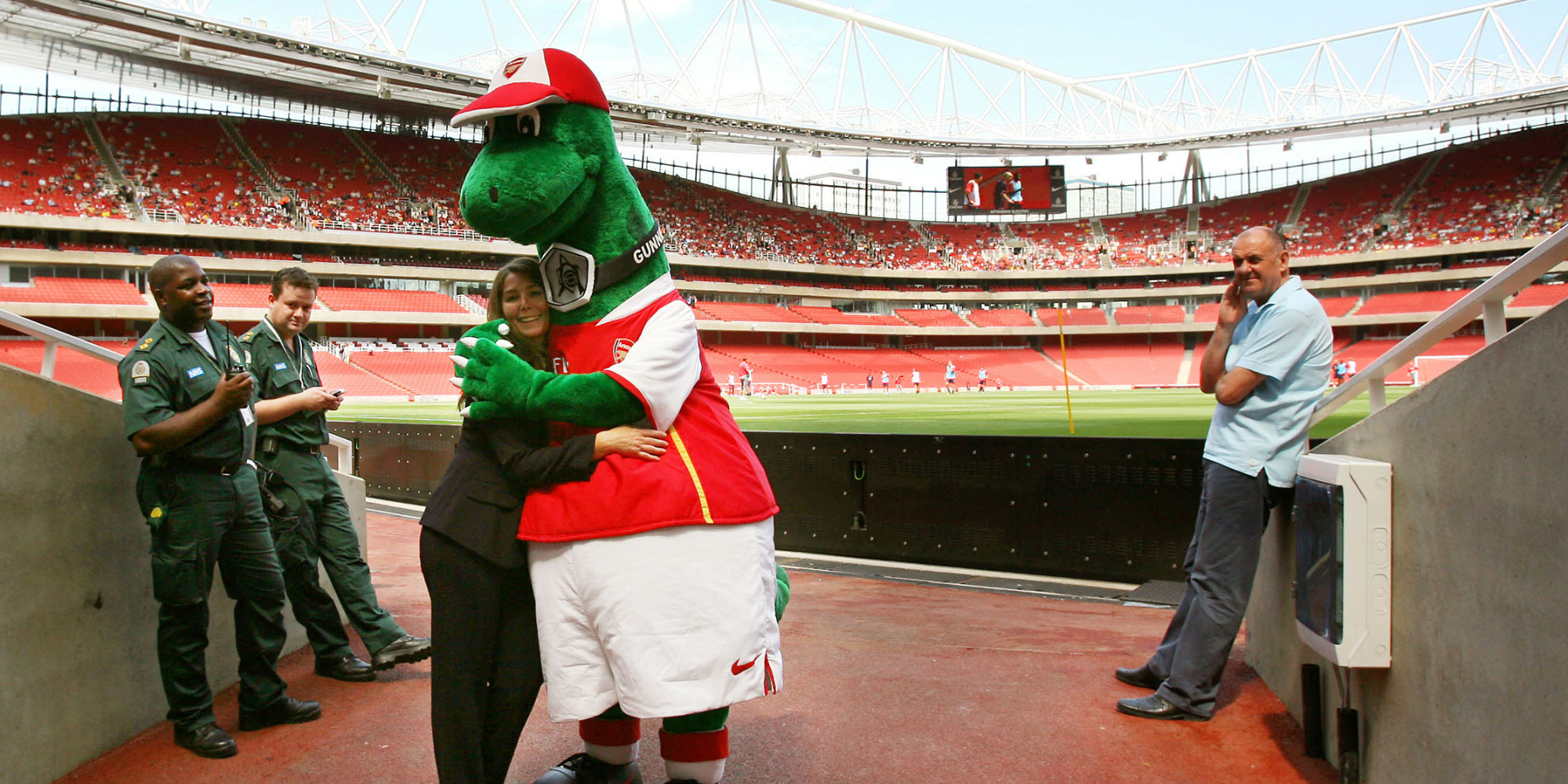 Arsenal Mesut Ozil Offers To Pay The Salary Of The Club Mascot Dismissed Teller Report