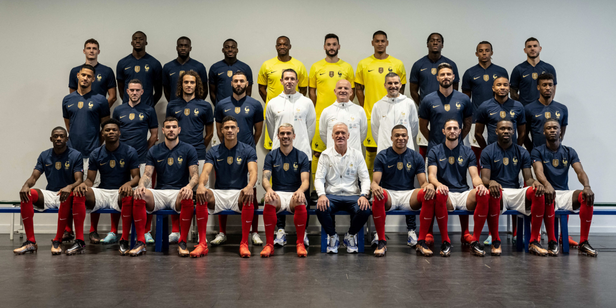 discover the official photo of the 26 Blues of Didier Deschamps