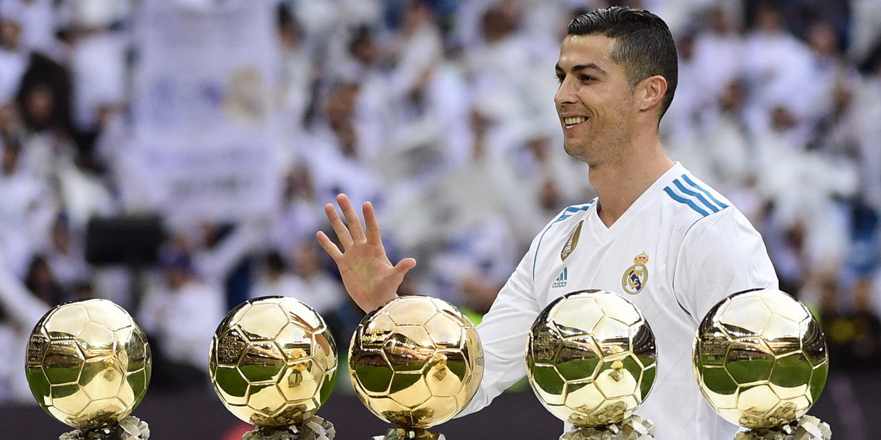 Cristiano Ronaldo Presente Son Cinquieme Ballon D Or Au Stade Bernabeu [ 640 x 1280 Pixel ]