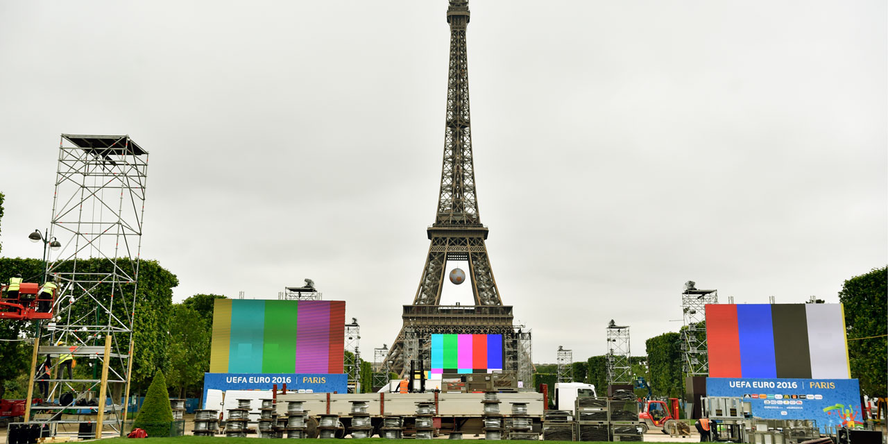 Euro 2016 la grande fan zone de la Tour Eiffel est ouverte