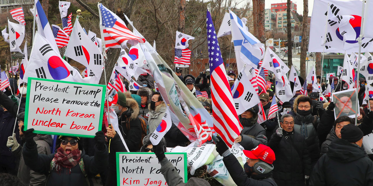 JO-2018 : des manifestants brûlent un drapeau nord-coréen à Séoul - Liberté D Expression En Corée Du Nord