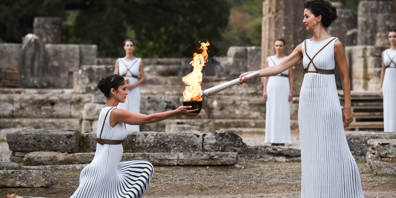 Jo D Hiver 2018 La Flamme Olympique Allumee Mardi A Olympie