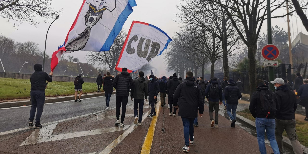 Les Ultras Accueillent Le Psg Pour Les Booster Avant Le Match Contre Lille