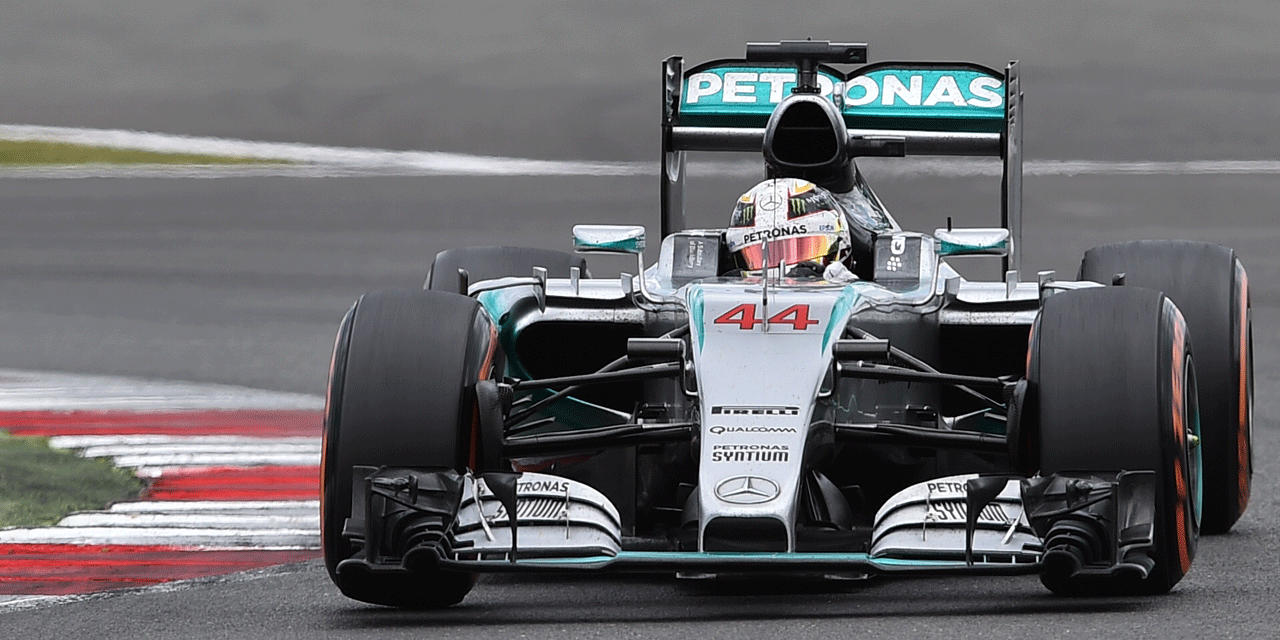 Lewis Hamilton au volant de sa Mercedes lors du Grand Prix de Grande-Bretagne 2015 à Silverstone.