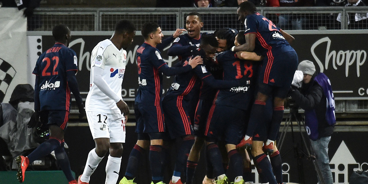 Ligue 1 : vainqueur à Amiens, l'OL se cramponne au podium