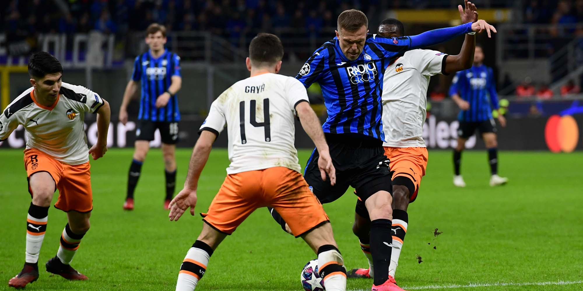 Champions League Atalanta Defeats Valencia 4 3 Leipzig Crushes