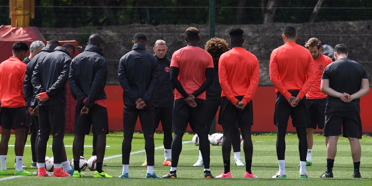Manchester une minute de silence sera observée avant la finale de l