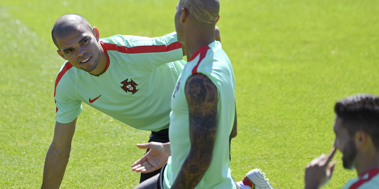 Euro 2016 Le Portugal Avec Pepe Pour Affronter La France