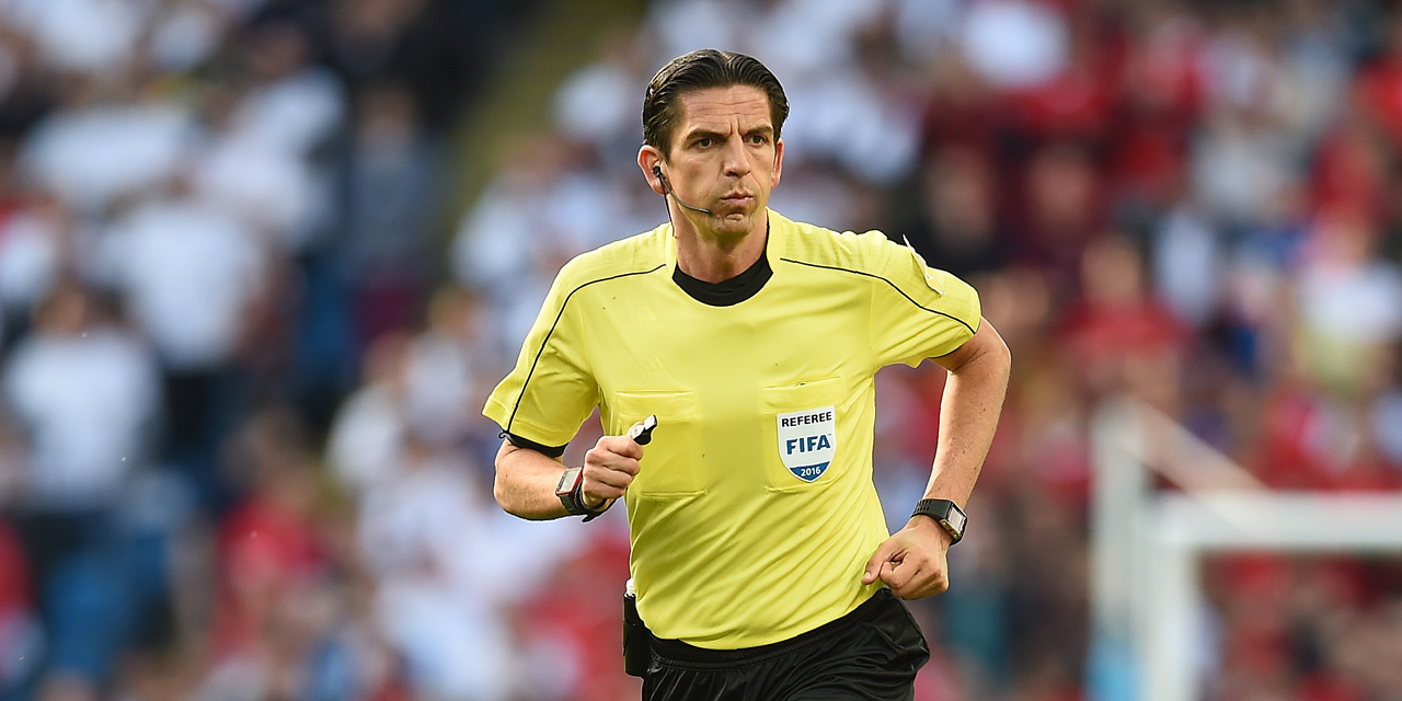 Très critiqué pour ses erreurs, l'arbitre de Barça-PSG ...