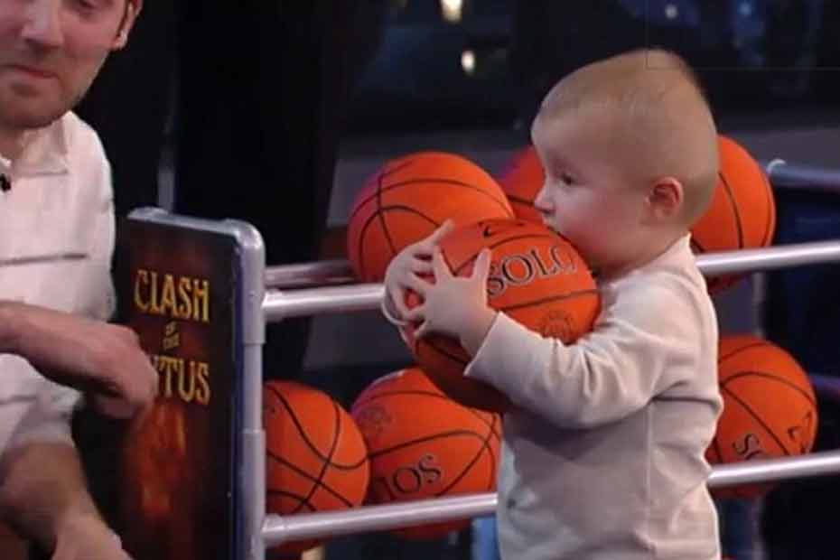 Un Bebe De 2 Ans Defie Les Stars De Nba