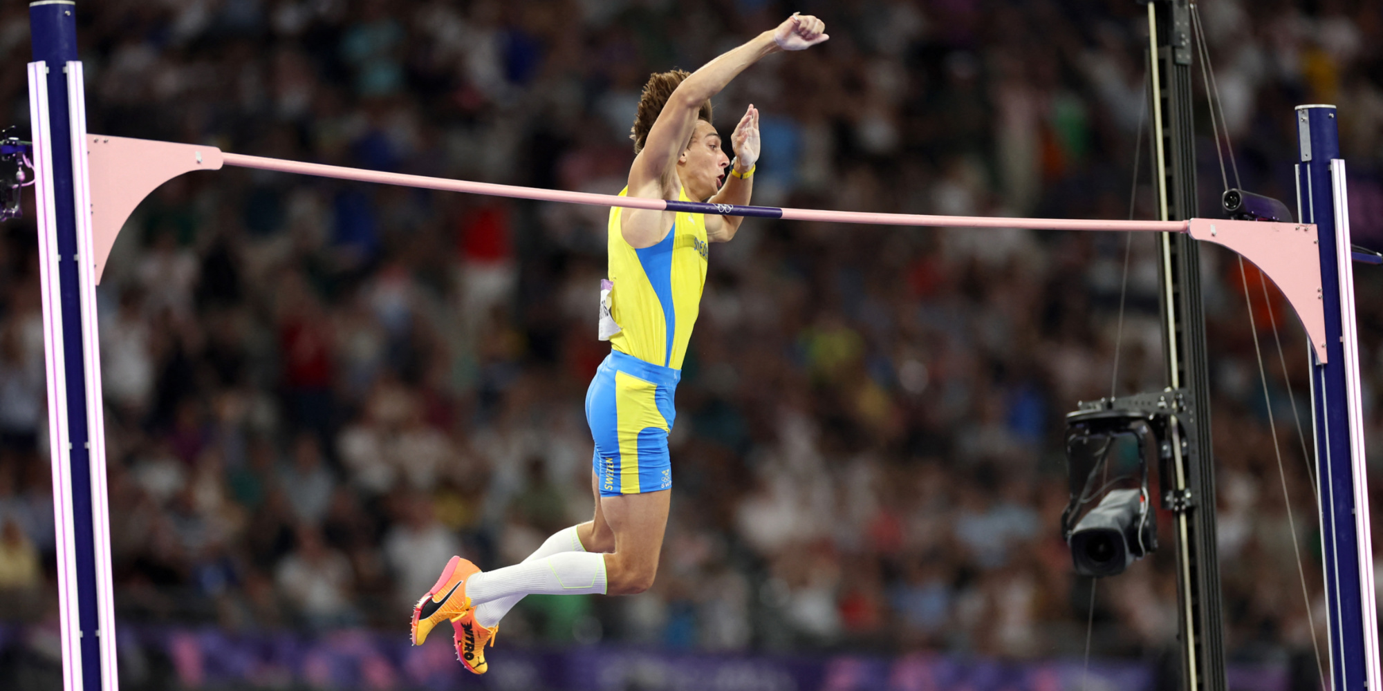 VIDÉO - JO Paris 2024 : le Suédois Armand Duplantis bat le record du monde du saut à la perche au Stade de France