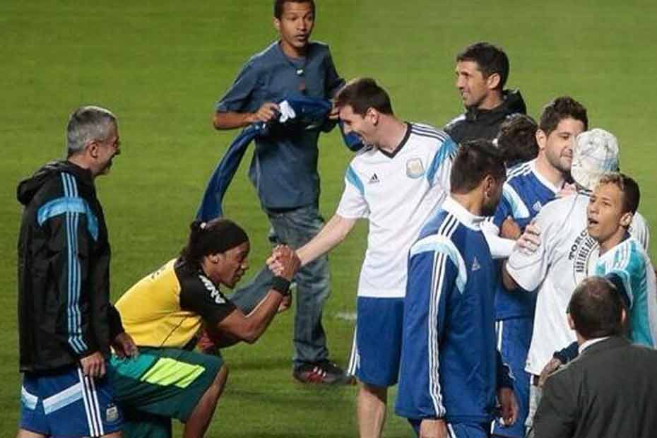 Video Un Sosie De Ronaldinho S Incline Devant Messi