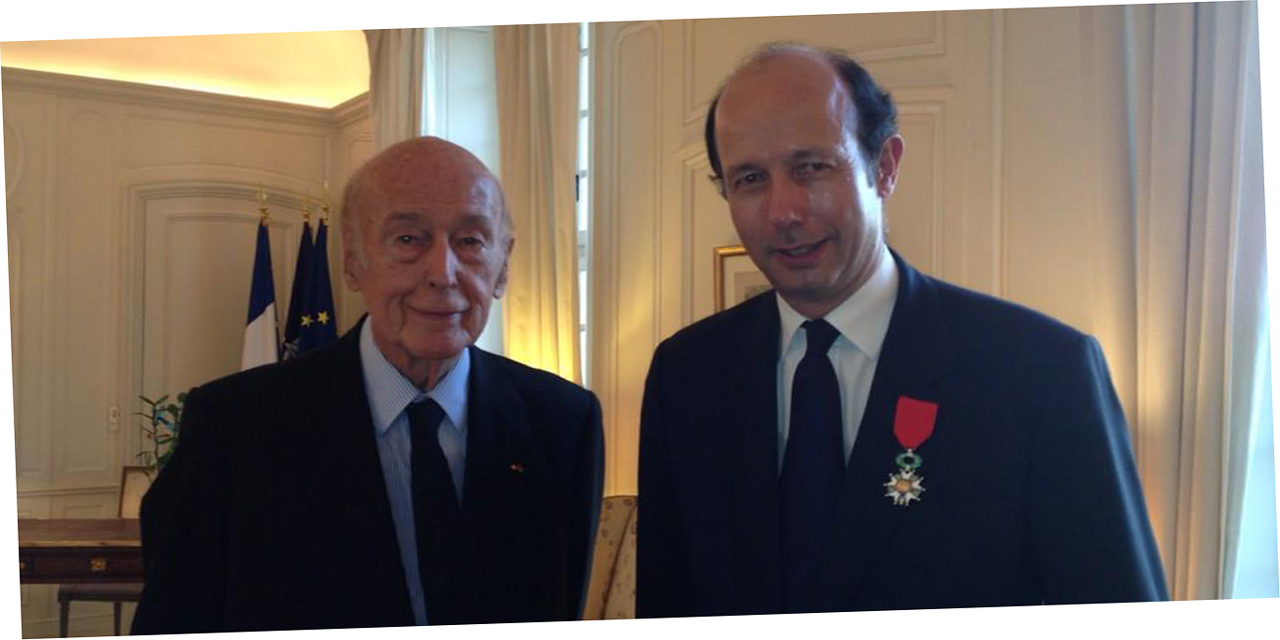 Decoration En Famille Quand Valery Giscard D Estaing Decore Son Fils Louis De La Legion D Honneur